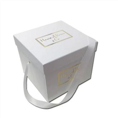 Darilna škatla s papirnatimi rožami